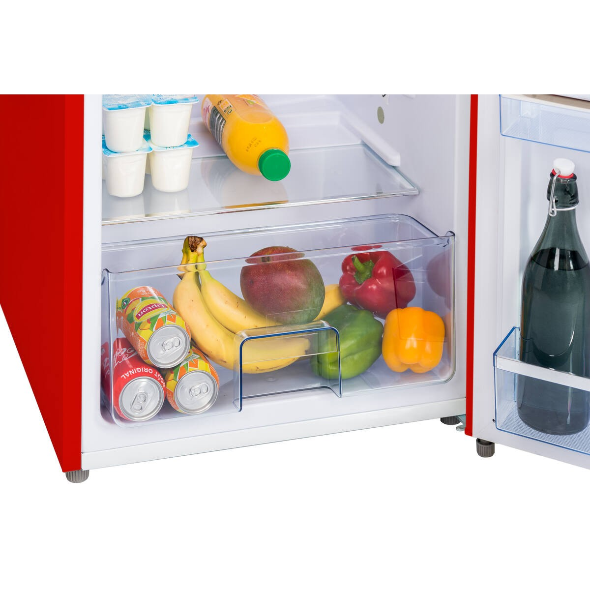 Ein offener roter Kühlschrank mit Joghurt, Saft, Obst und Gemüse.