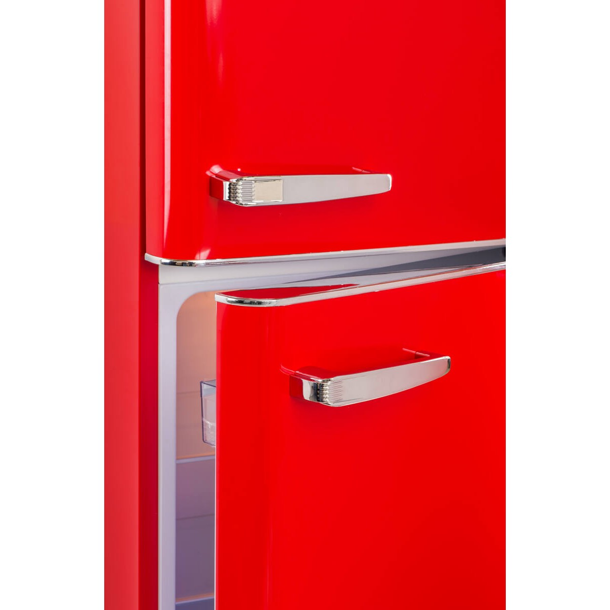 Roter Kühlschrank mit Chromgriffen, obere Tür leicht geöffnet.
