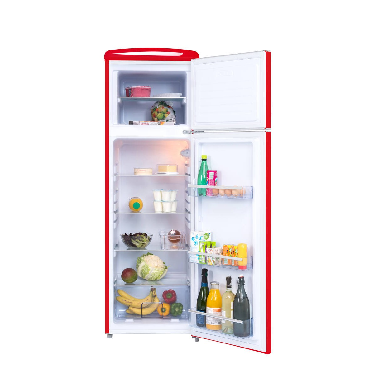 Ein roter Kühlschrank mit geöffneter Tür, gefüllt mit Lebensmitteln und Getränken.