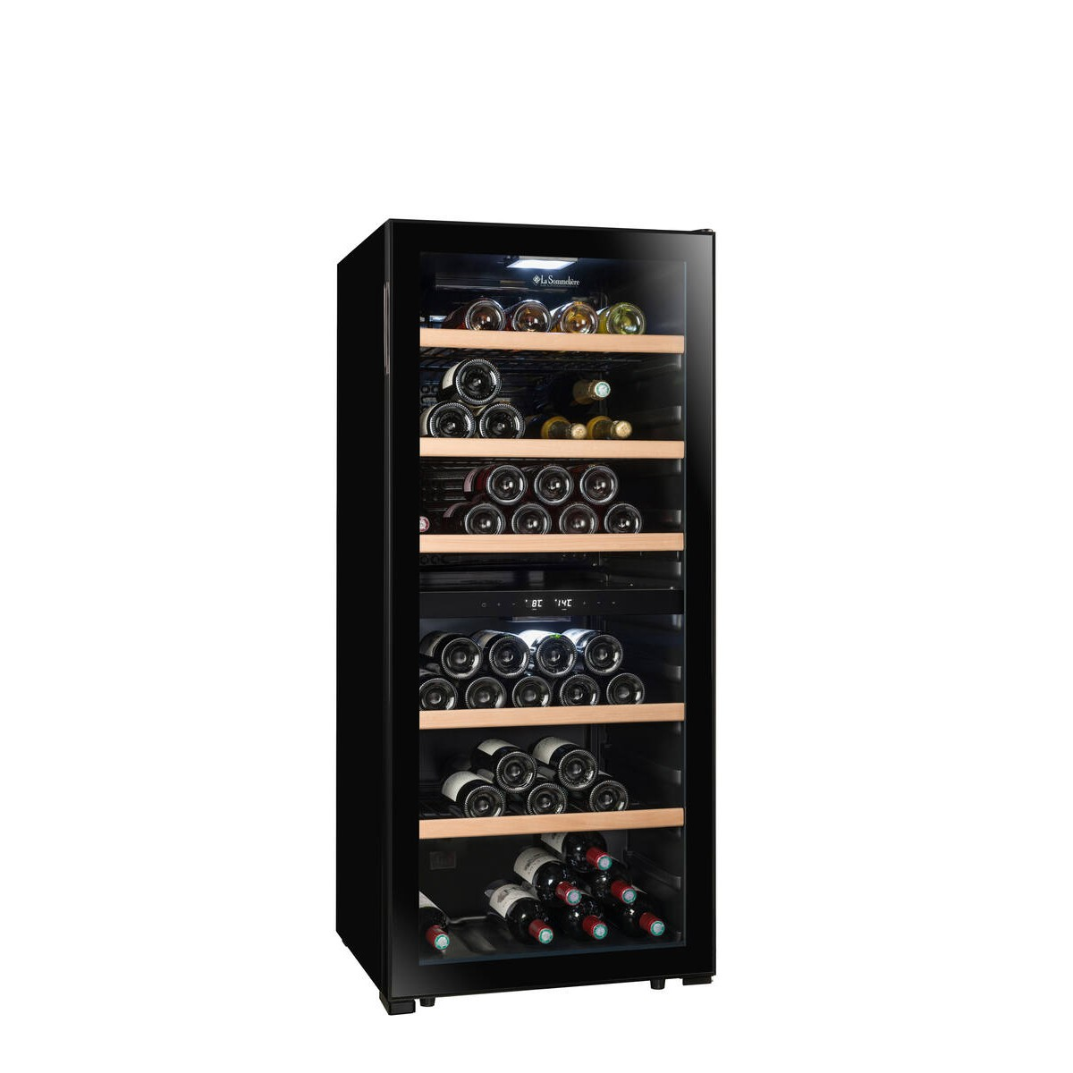 Un enfriador de vino negro con puerta de cristal, lleno de botellas en estantes de madera.