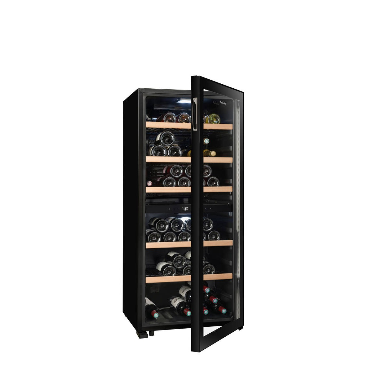 Vinoteca negra con puerta de cristal, llena de muchas botellas de vino en estantes de madera.