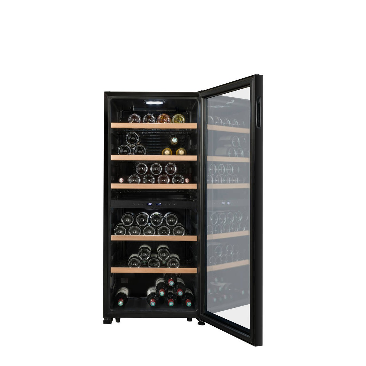 Un enfriador de vino negro abierto lleno de botellas en estantes de madera.