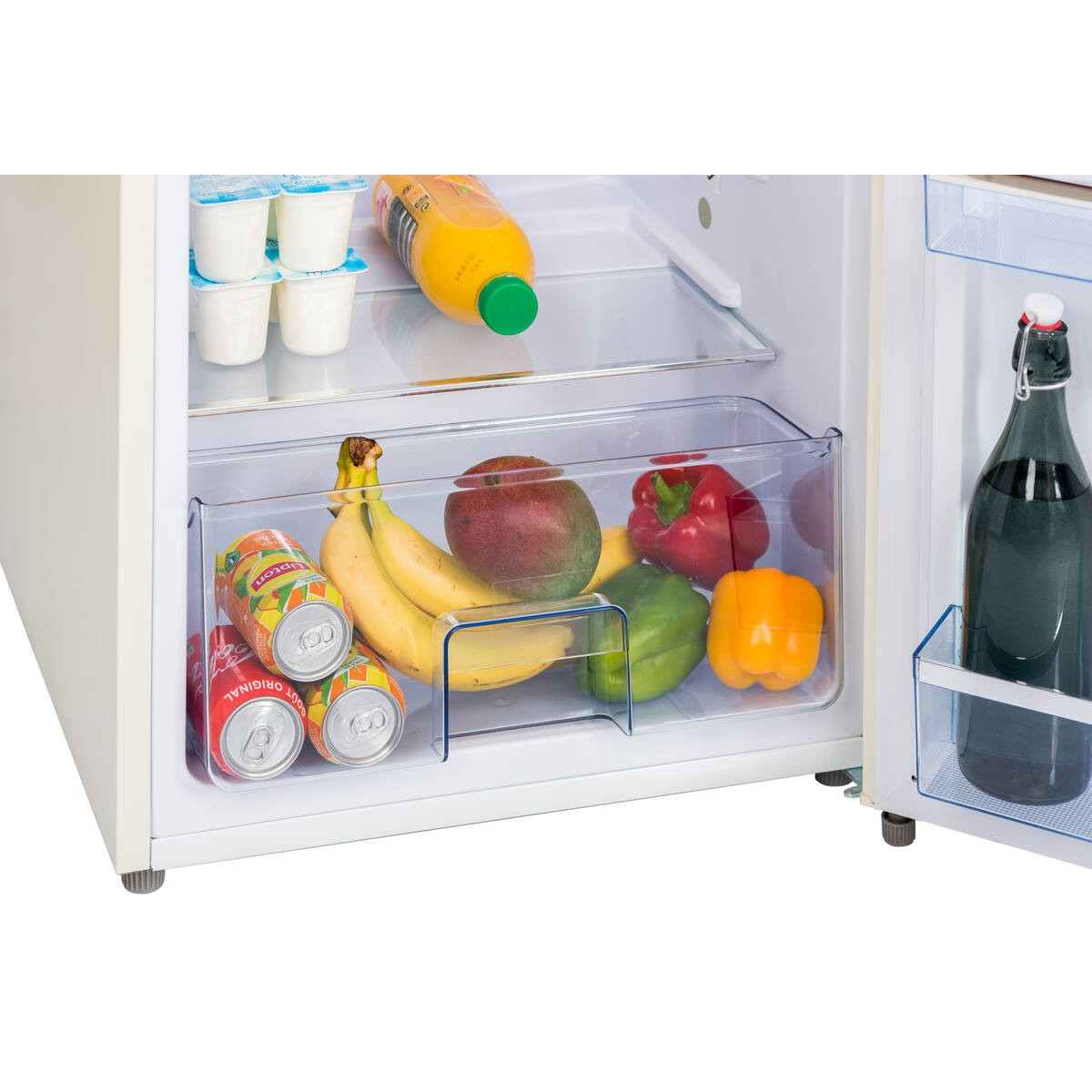 Kühlschrank mit Obst, Gemüse, Dosen und Flaschen.