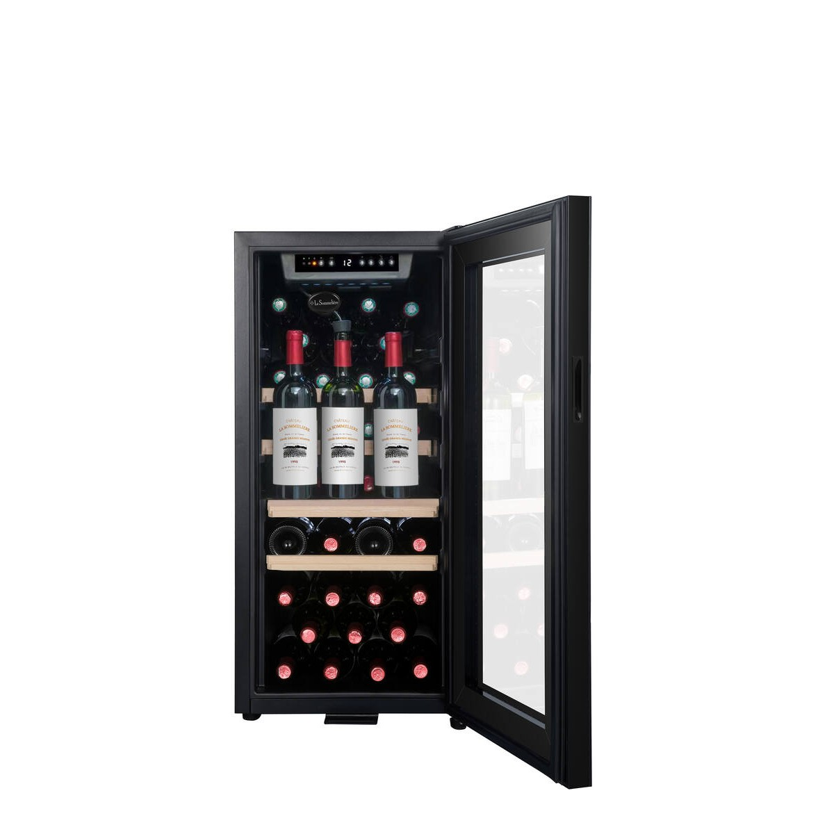 Una vinoteca abierta con tres botellas arriba y muchas más abajo.