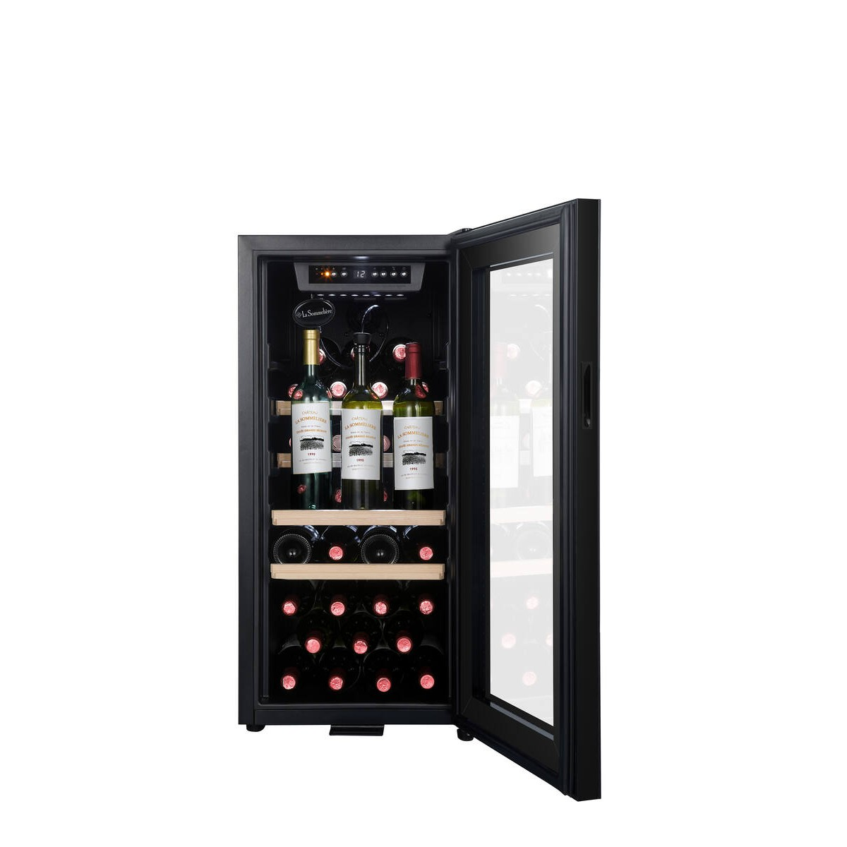 Un enfriador de vino negro con la puerta abierta, mostrando botellas en estantes.