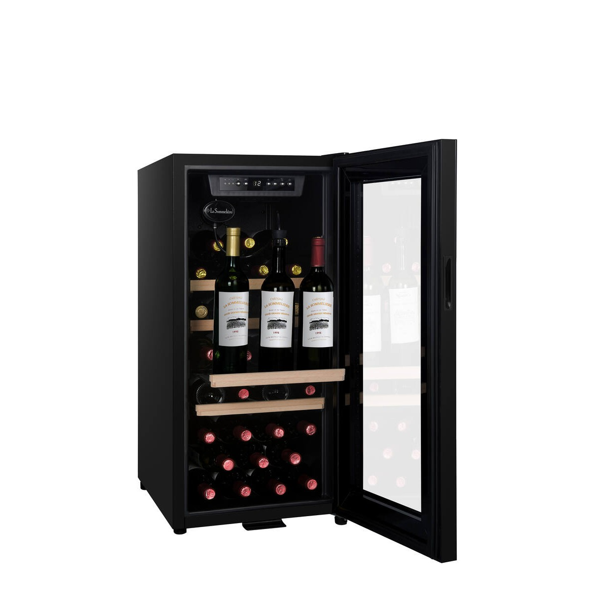 Una nevera de vino negra con la puerta abierta, llena de botellas de vino.