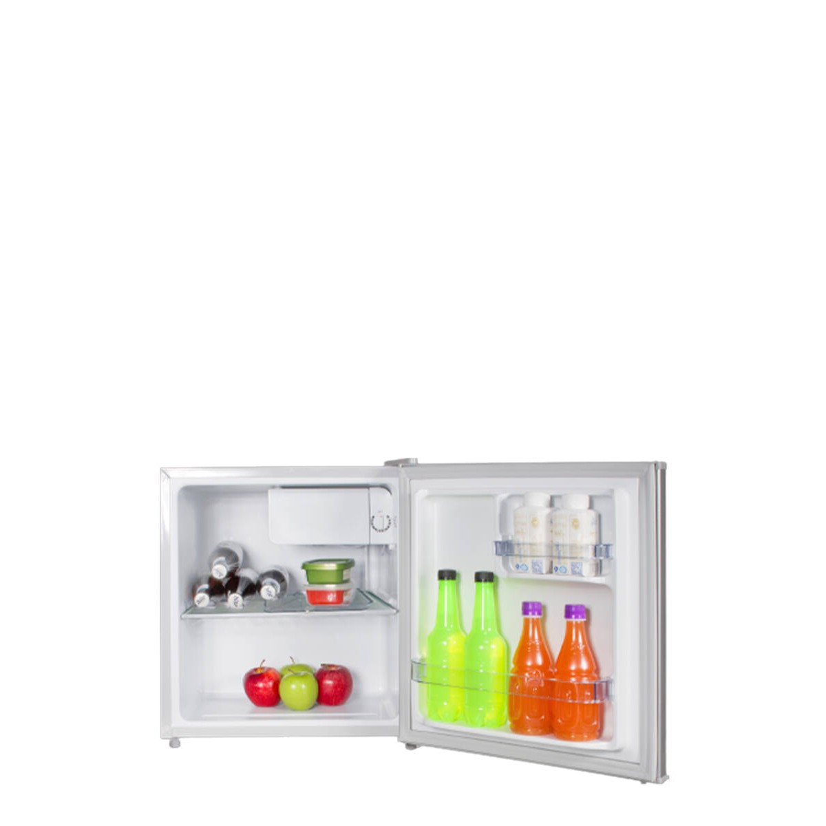 Un refrigerador abierto con botellas y manzanas dentro.