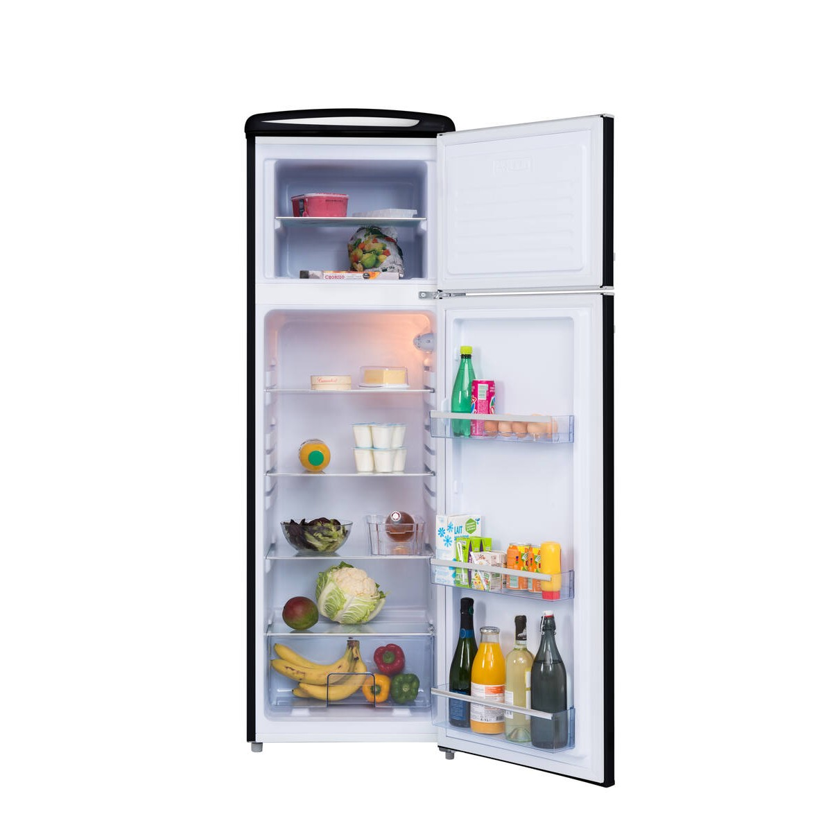 Un refrigerador abierto con alimentos en varios estantes.