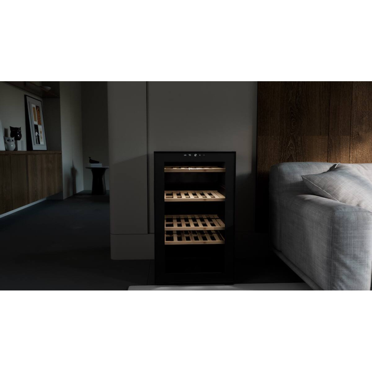 Una vinoteca negra con estantes de madera junto a un sofá gris.