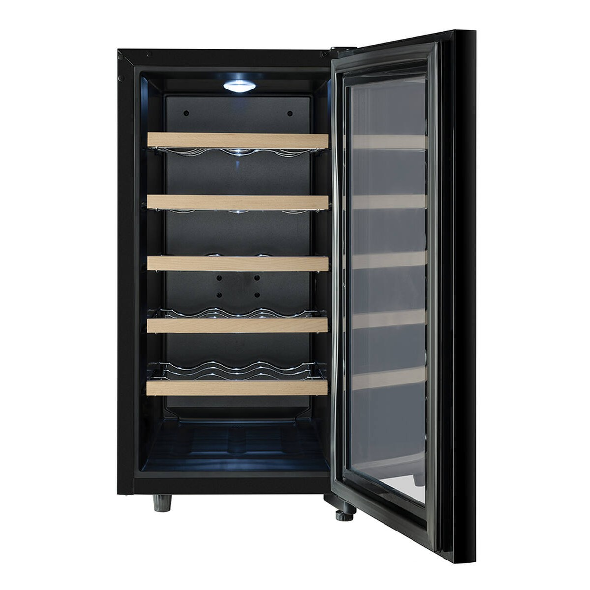 Un enfriador de vino negro con puerta de cristal abierta y estantes de madera.