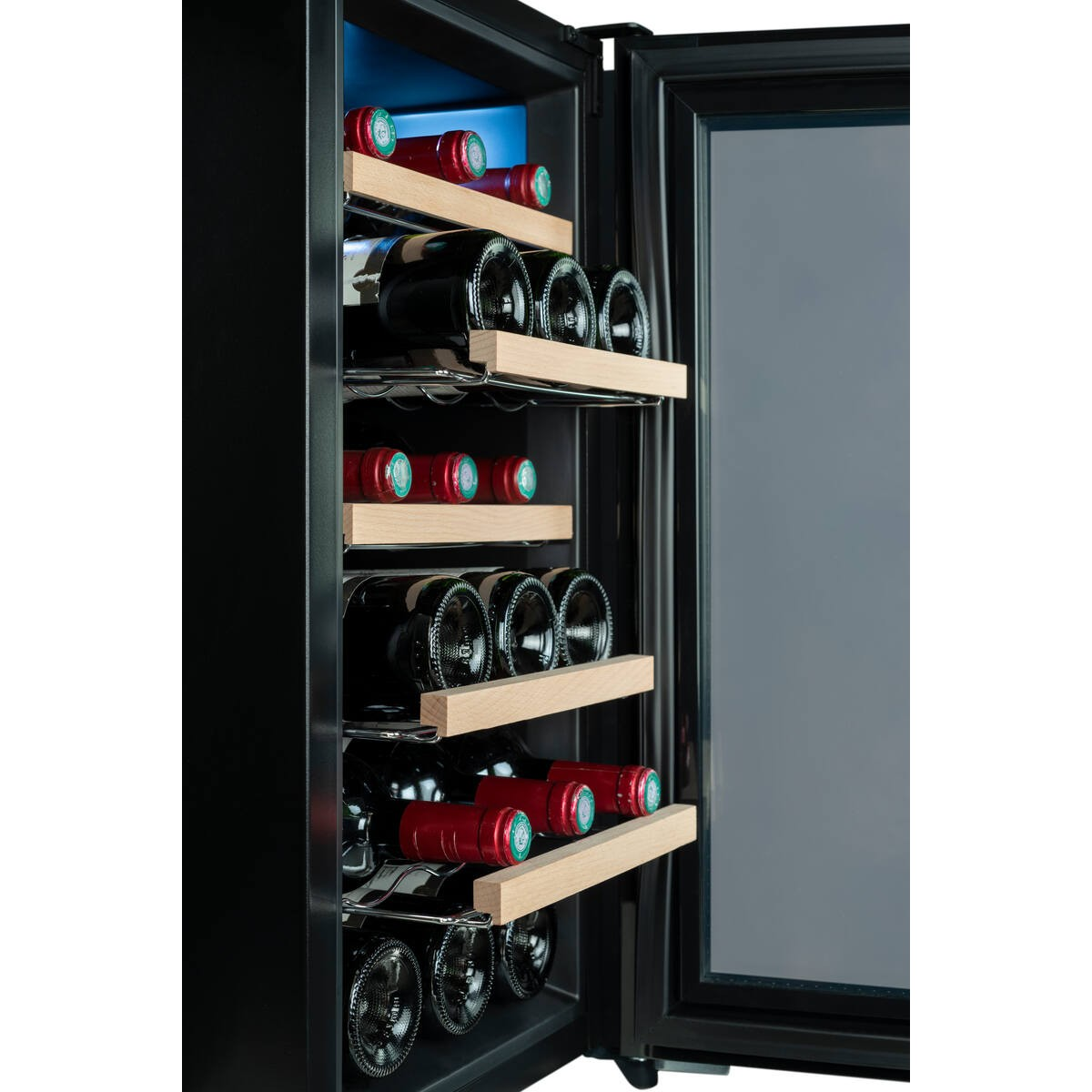 Un enfriador de vino con puertas abiertas, con estantes que sostienen botellas rojas y negras.