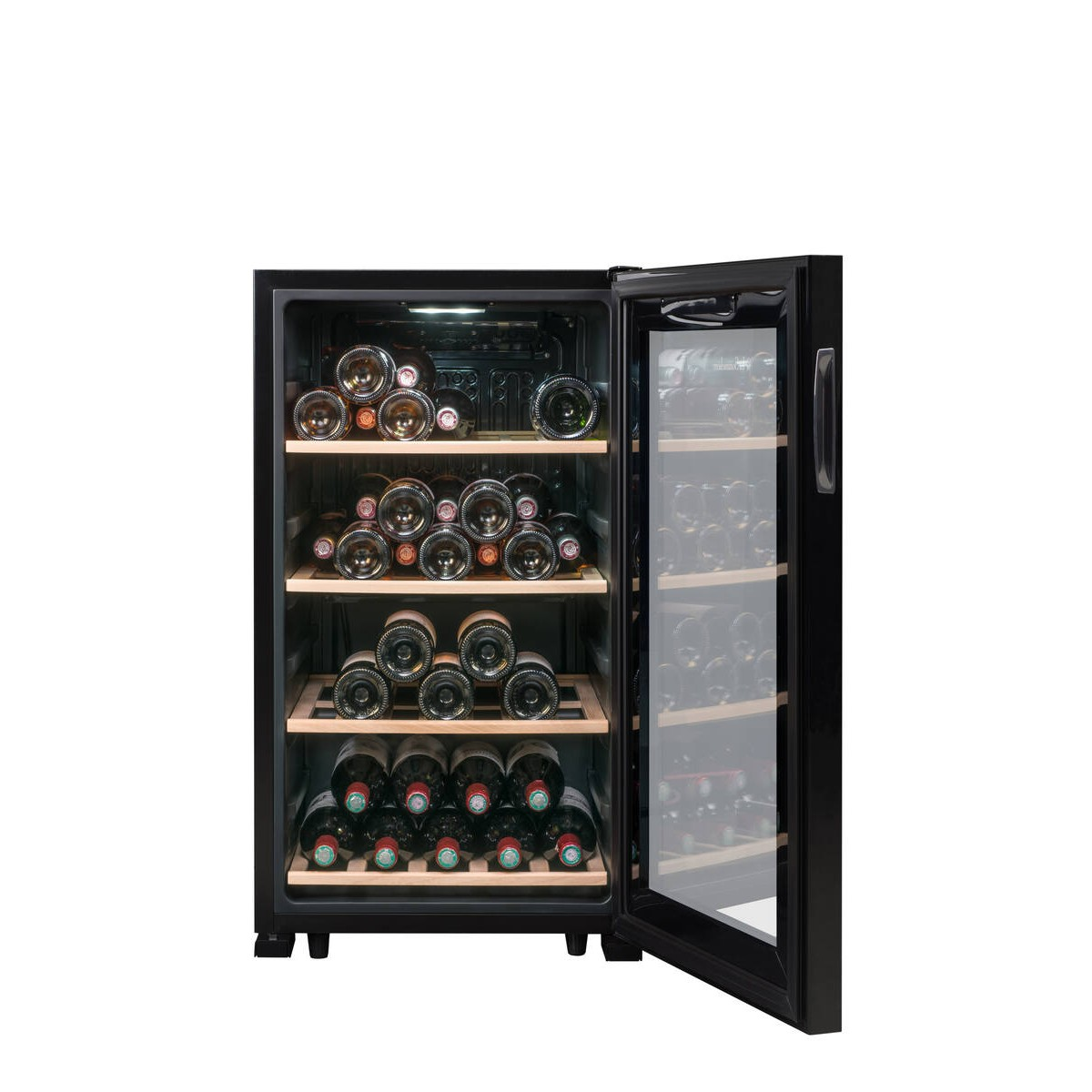 Una vinoteca negra con la puerta abierta, llena de botellas de vino y vidrio.