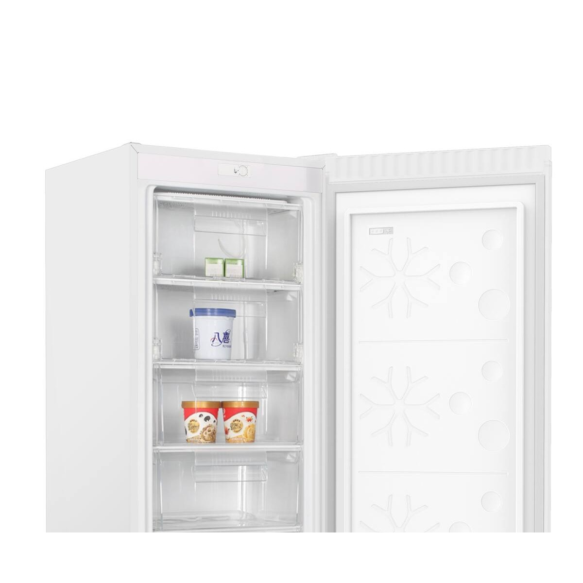 Offener weißer Gefrierschrank mit Einlegeböden, auf denen Eiscremebehälter und kleine Schachteln stehen.