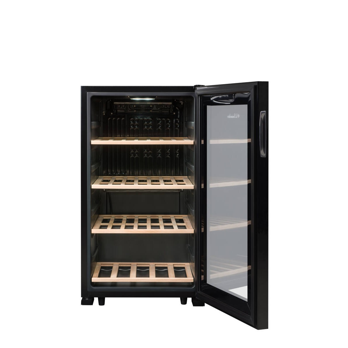 Una vinoteca negra abierta con cuatro estantes de madera y puerta de cristal.