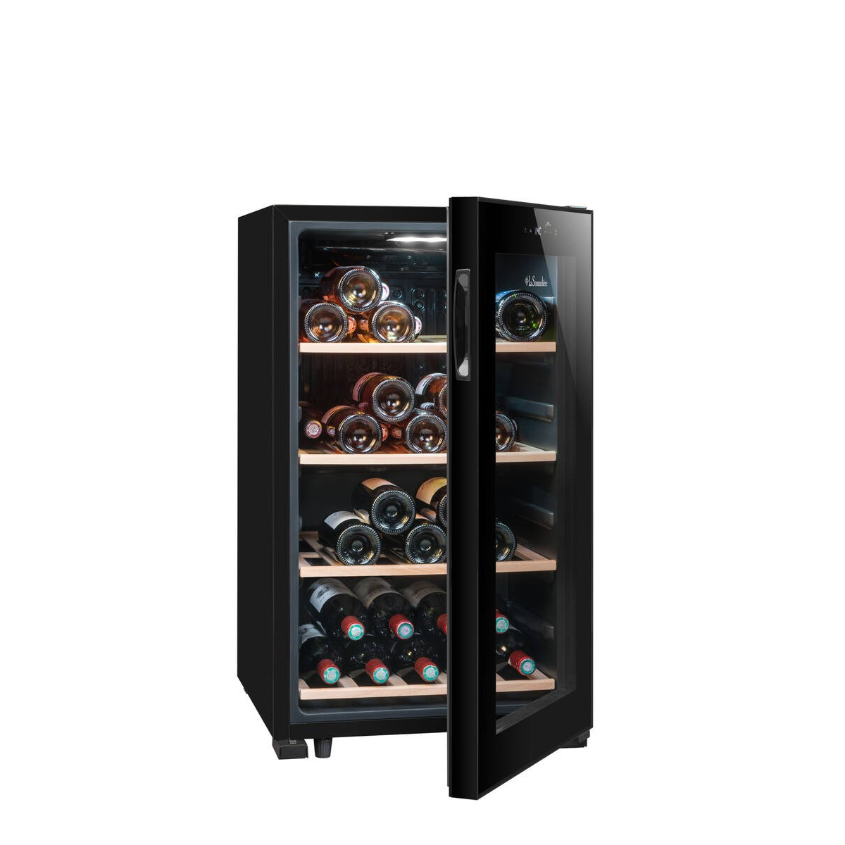 Un enfriador de vino negro con puerta de cristal, lleno de botellas de vino en estantes de madera.