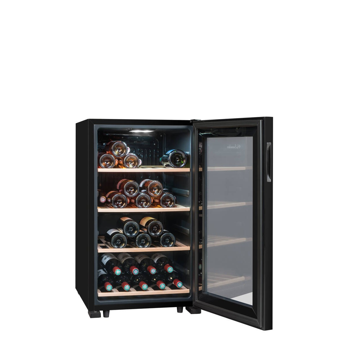 Enfriador de vino negro con puerta abierta, lleno de filas de botellas de vino en estantes.