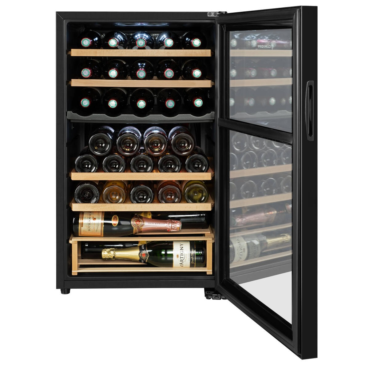 Un enfriador de vino negro con puerta de cristal, lleno de botellas de vino y champán en estantes de madera.
