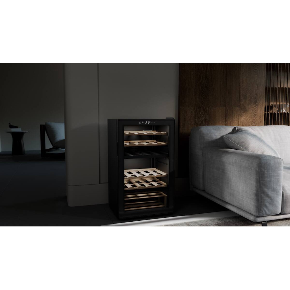 Una vinoteca negra con estantes de madera se sitúa junto a un sofá gris.