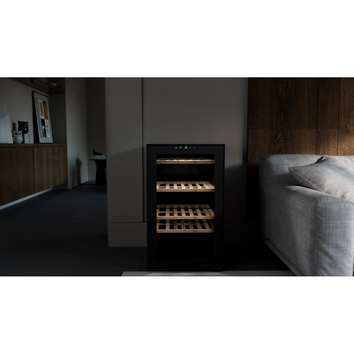 Una vinoteca negra con estantes de madera está al lado de un sofá gris.