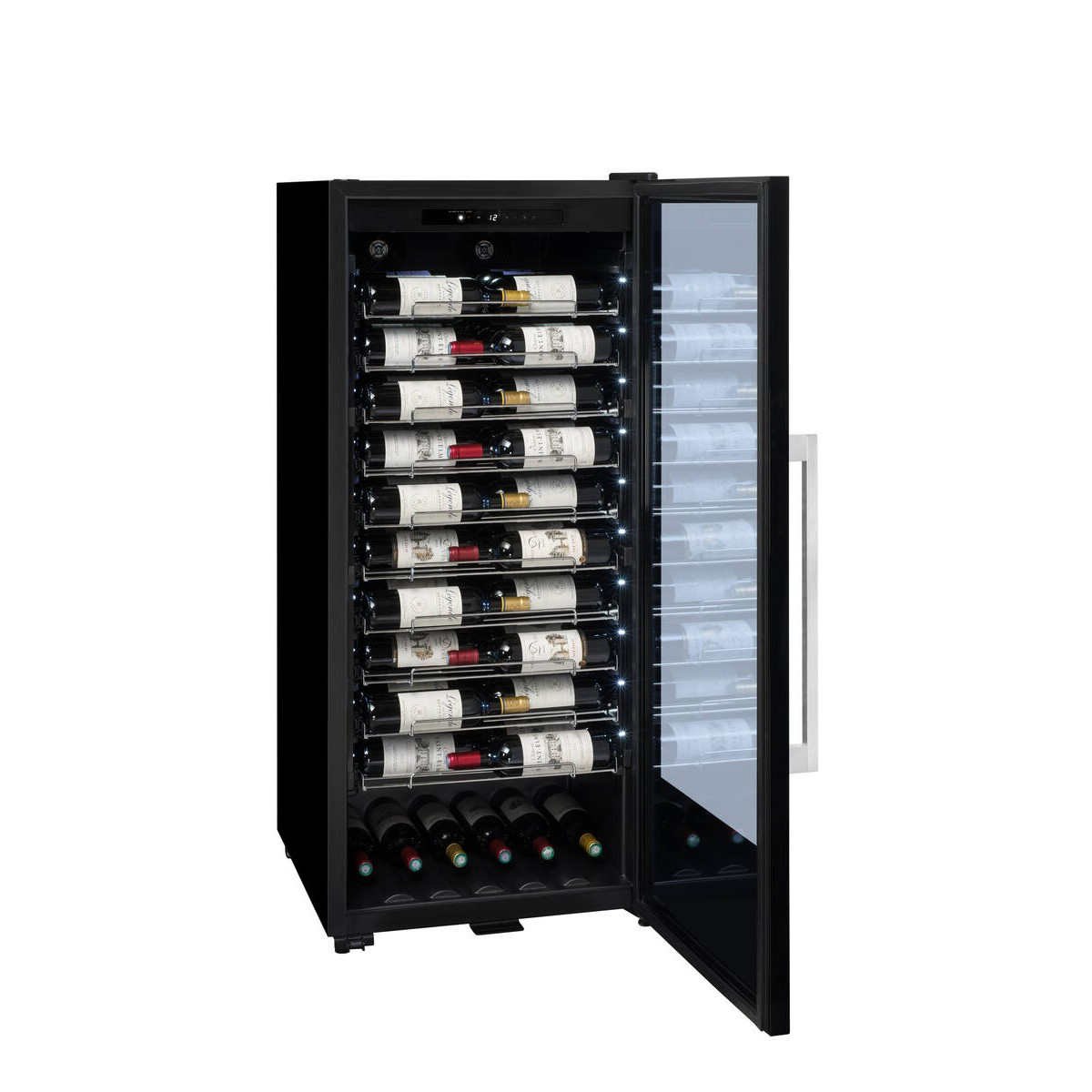Vinoteca negra con puerta de cristal, llena de filas de botellas de vino en estantes.