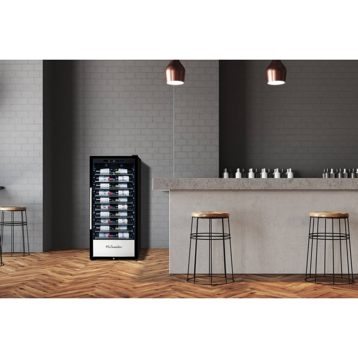Una vinoteca con botellas, junto a taburetes frente a una barra.