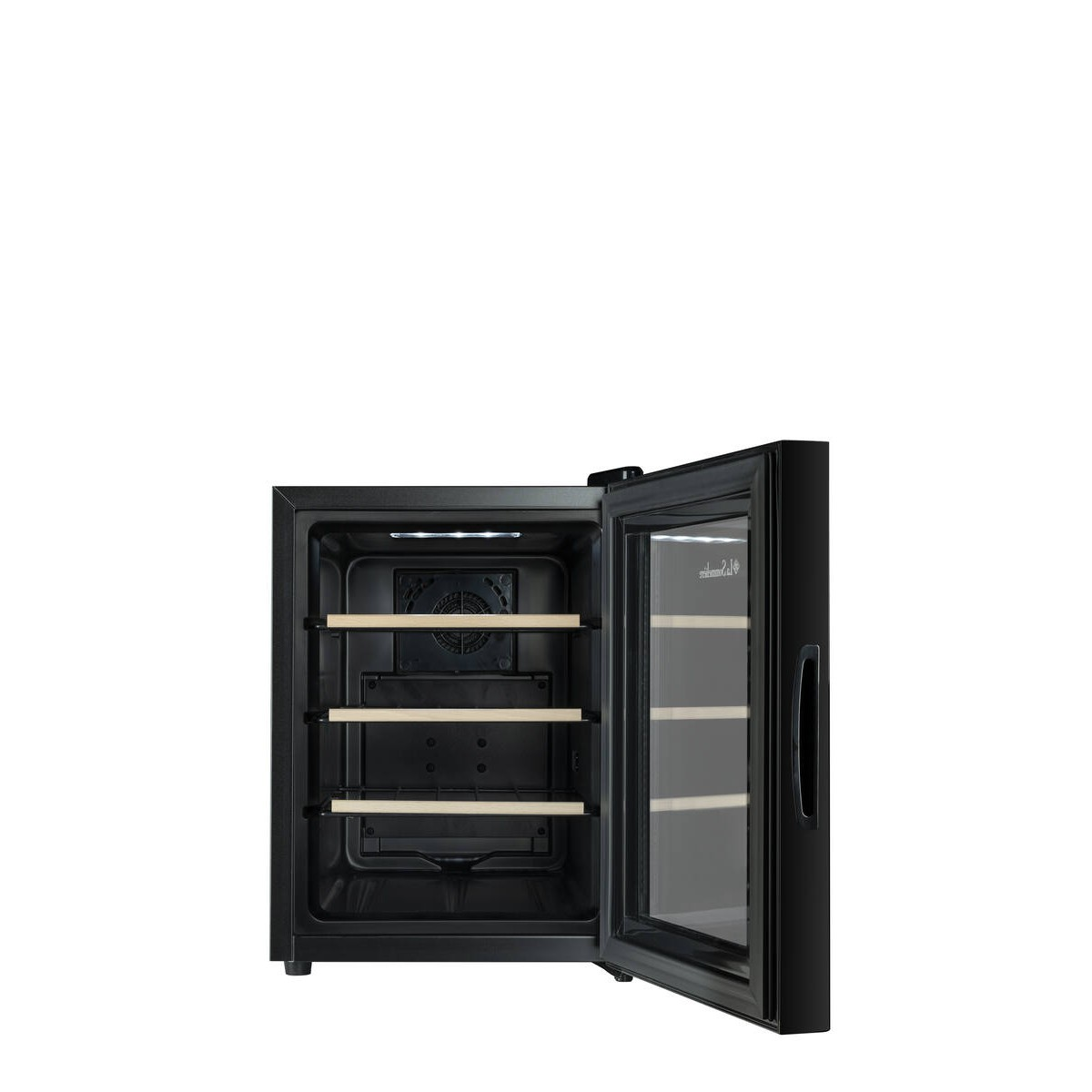 Un refrigeratore per vino nero con la porta a vetro aperta, che mostra tre ripiani in legno.
