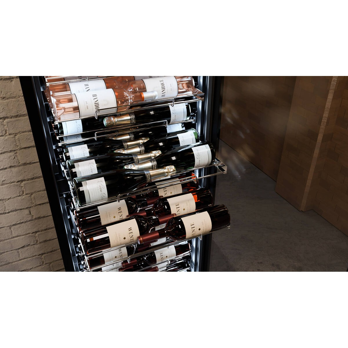 Una vinoteca con varias filas de botellas de vino, unas claras y otras oscuras.