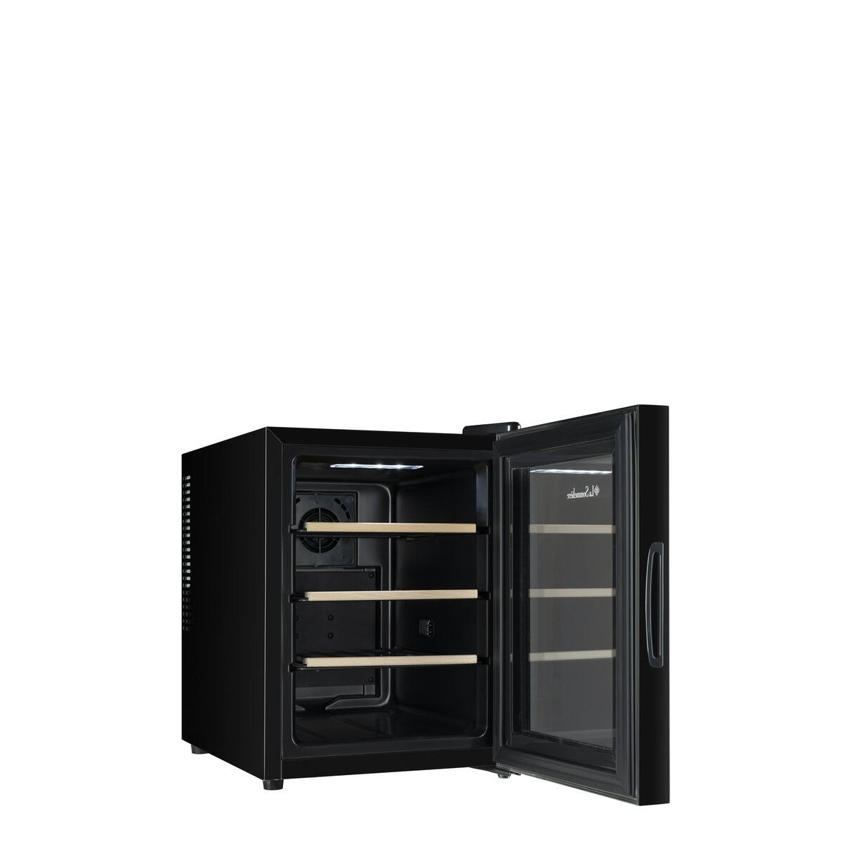 Un mini-frigo nero con porta in vetro e quattro ripiani in legno.