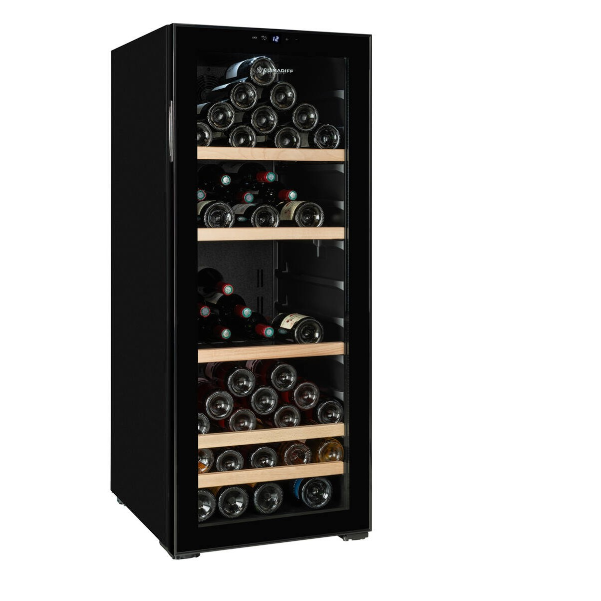 Vinoteca negra con puerta de cristal, llena de muchas botellas de vino en estantes de madera.