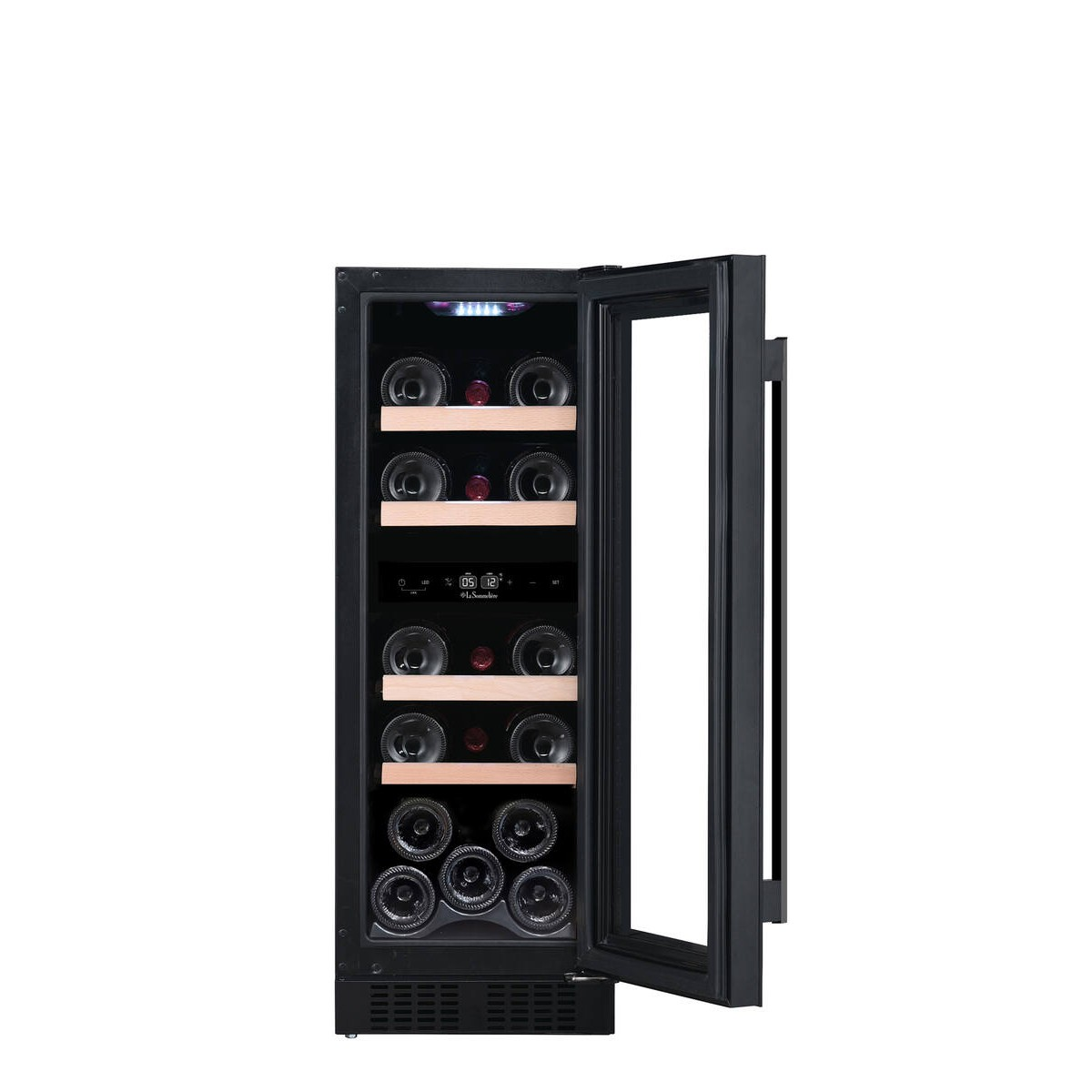 Un enfriador de vino negro con la puerta de cristal abierta, lleno de botellas.