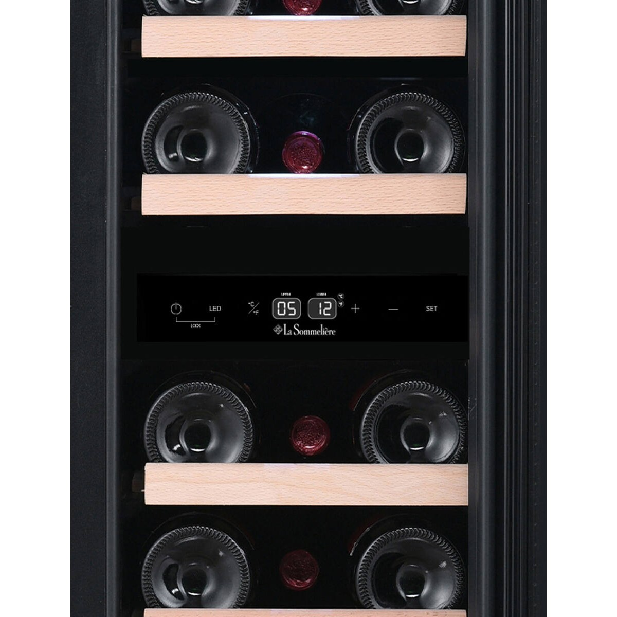 Enfriador de vino con controles digitales y estantes de madera, mostrando botellas.
