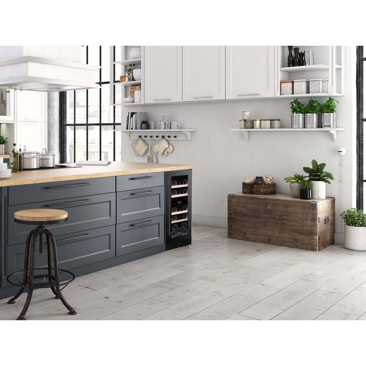 Cocina moderna con gabinetes gris oscuro, encimera de madera y vinoteca.