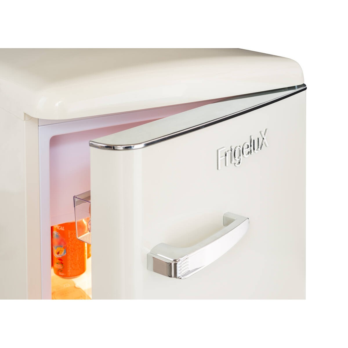 Un refrigerador color crema con asa y logo plateados. La puerta está ligeramente abierta.