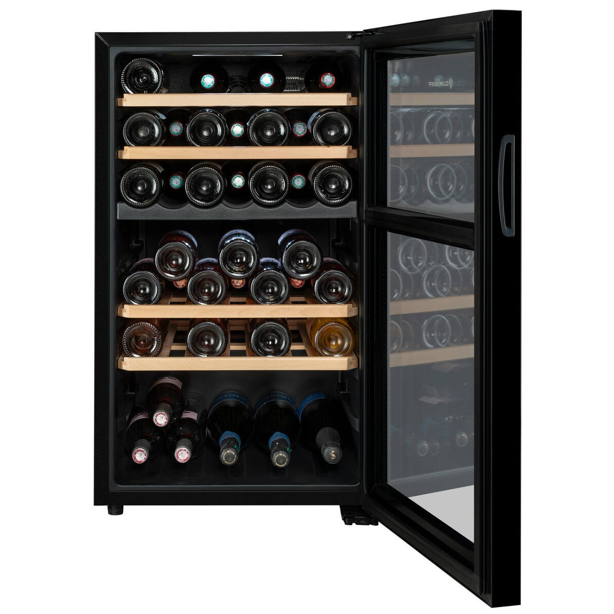 Una vinoteca negra con la puerta abierta, mostrando estantes repletos de botellas de vino.