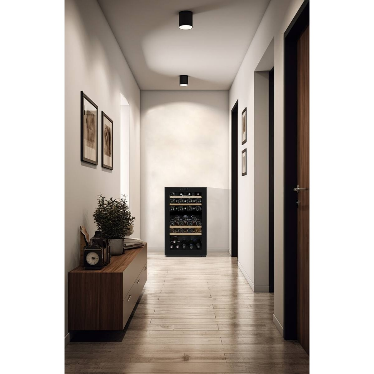 Un pasillo con suelo de madera, un mueble oscuro para vinos y un aparador.