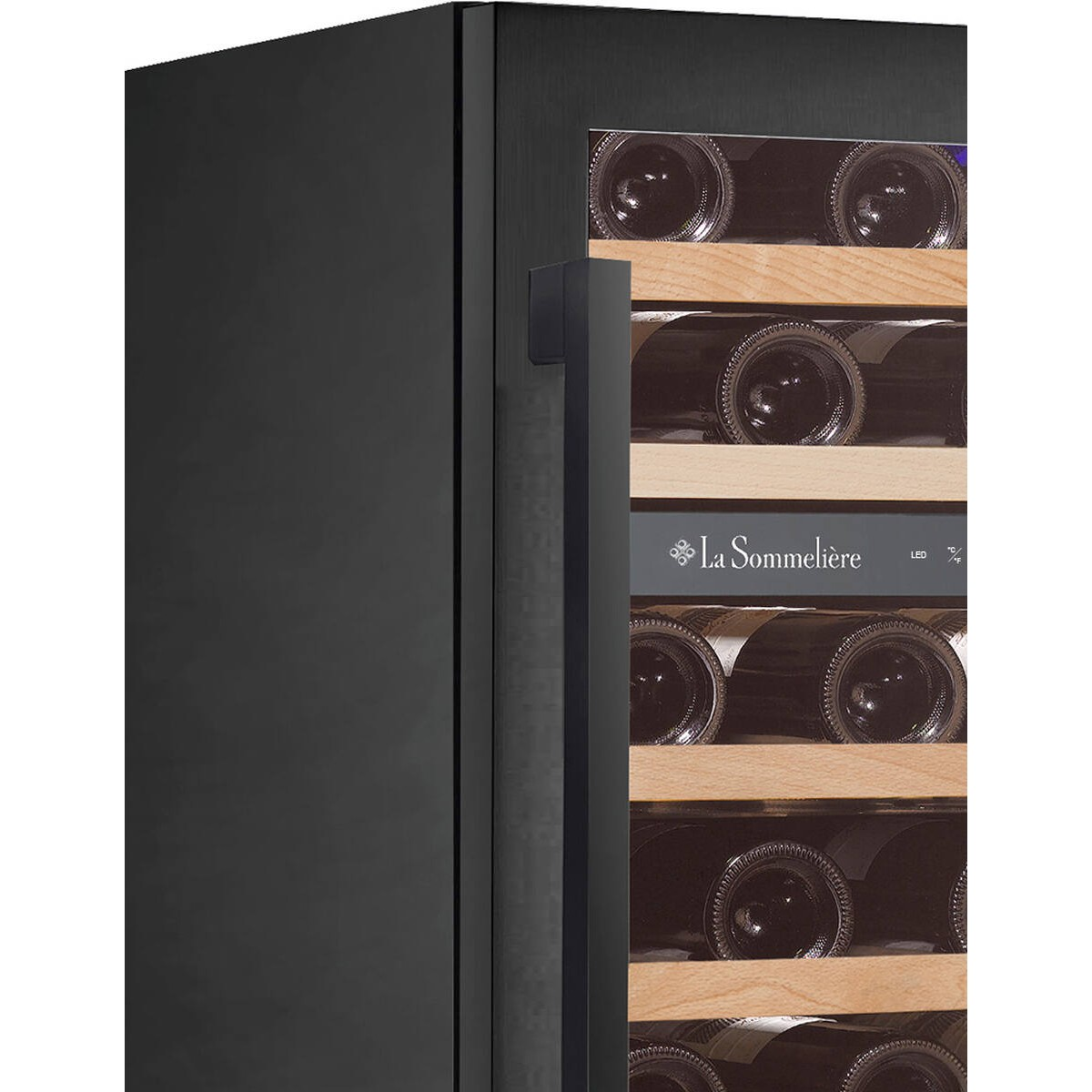 Vinoteca negra con puerta de cristal, llena de botellas de vino en estantes de madera.