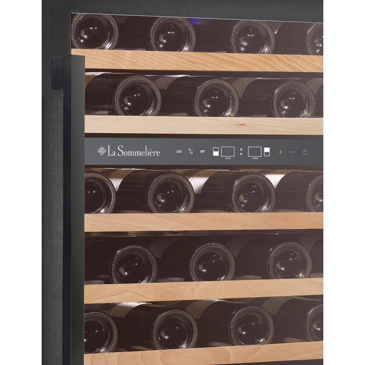 Una puerta de enfriador de vino con múltiples estantes, llena de botellas de vino oscuras.