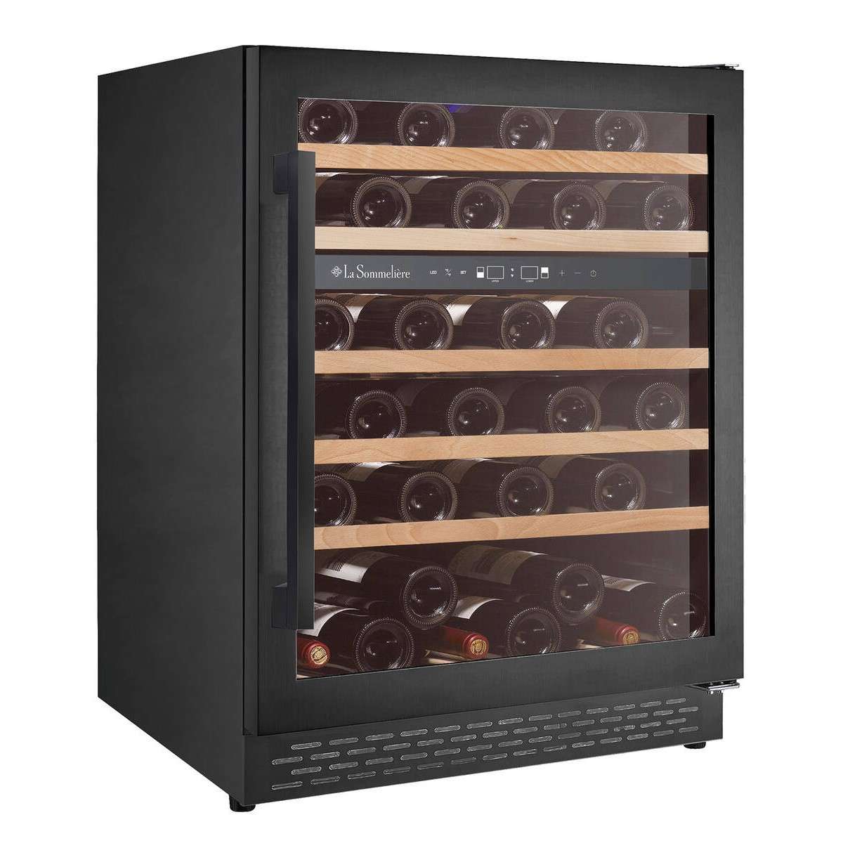 Un enfriador de vino negro con puerta de cristal y estantes de madera, lleno de botellas.