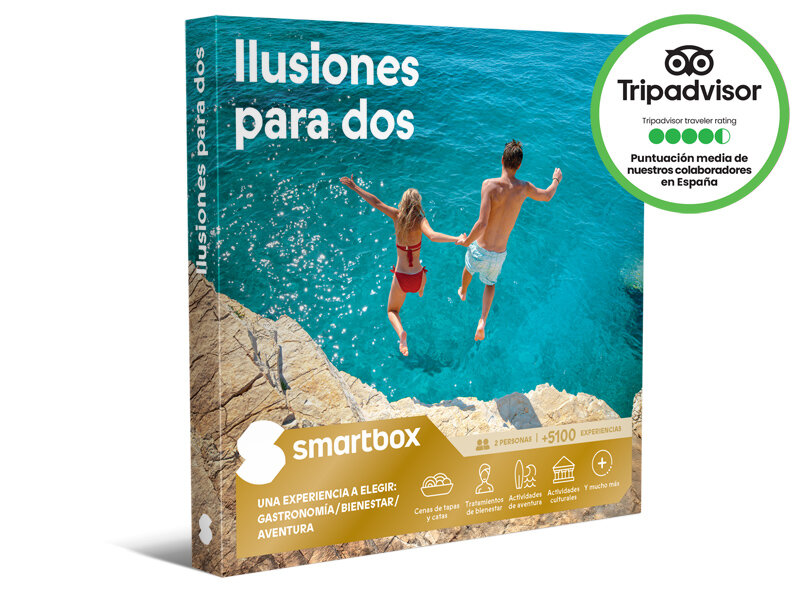 Una pareja salta de un acantilado al mar, producto Smartbox.