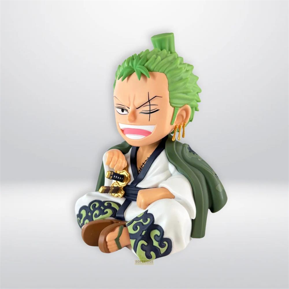 Una figura de Zoro de One Piece se sienta sosteniendo una espada. Lleva una túnica blanca con ribete verde.