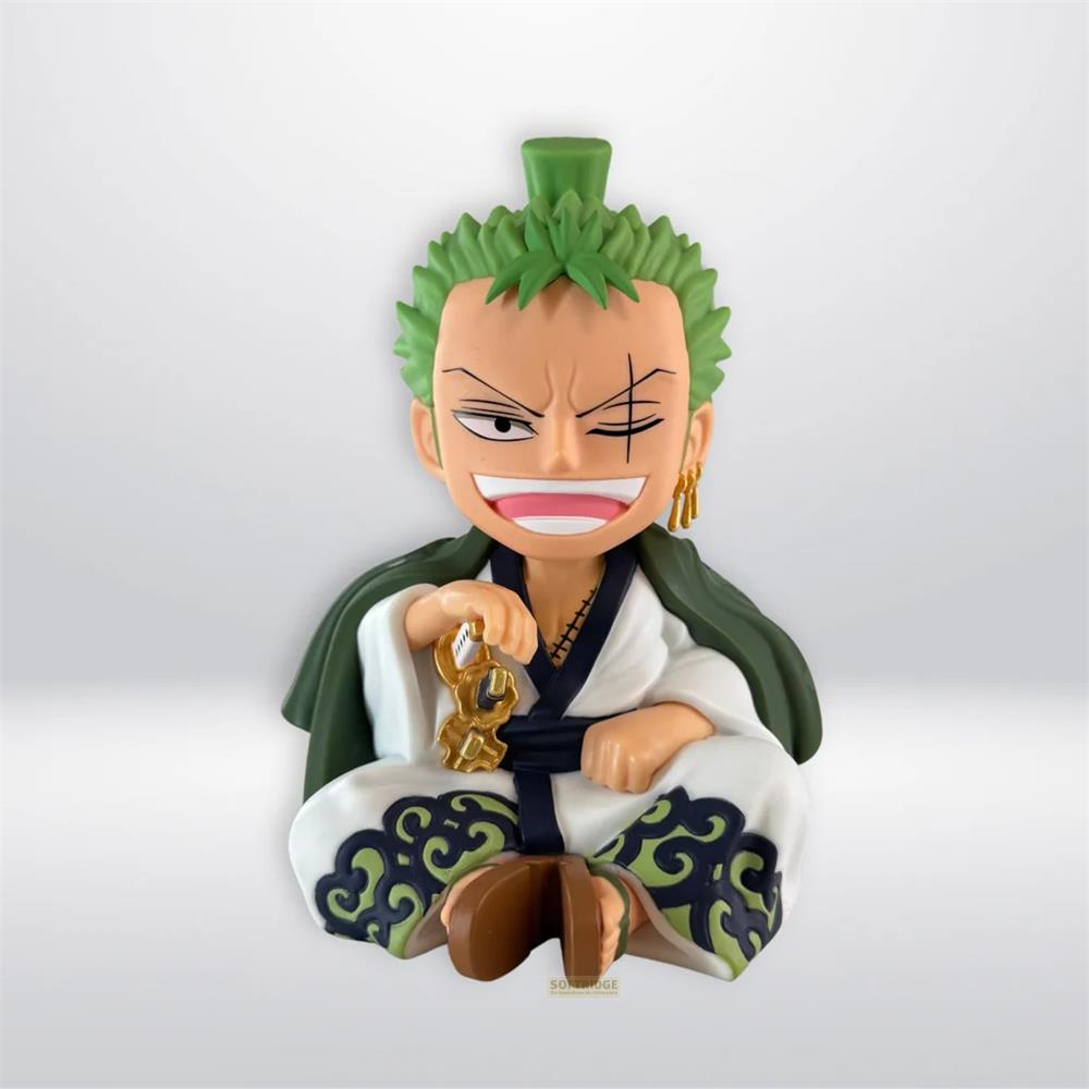 Una figura de Zoro con pelo y ropa verde, sosteniendo un objeto dorado.