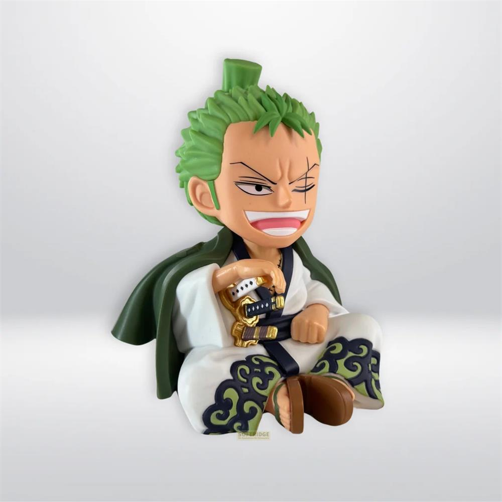 Una figura de Zoro con pelo verde, sentado con túnica blanca y espada.