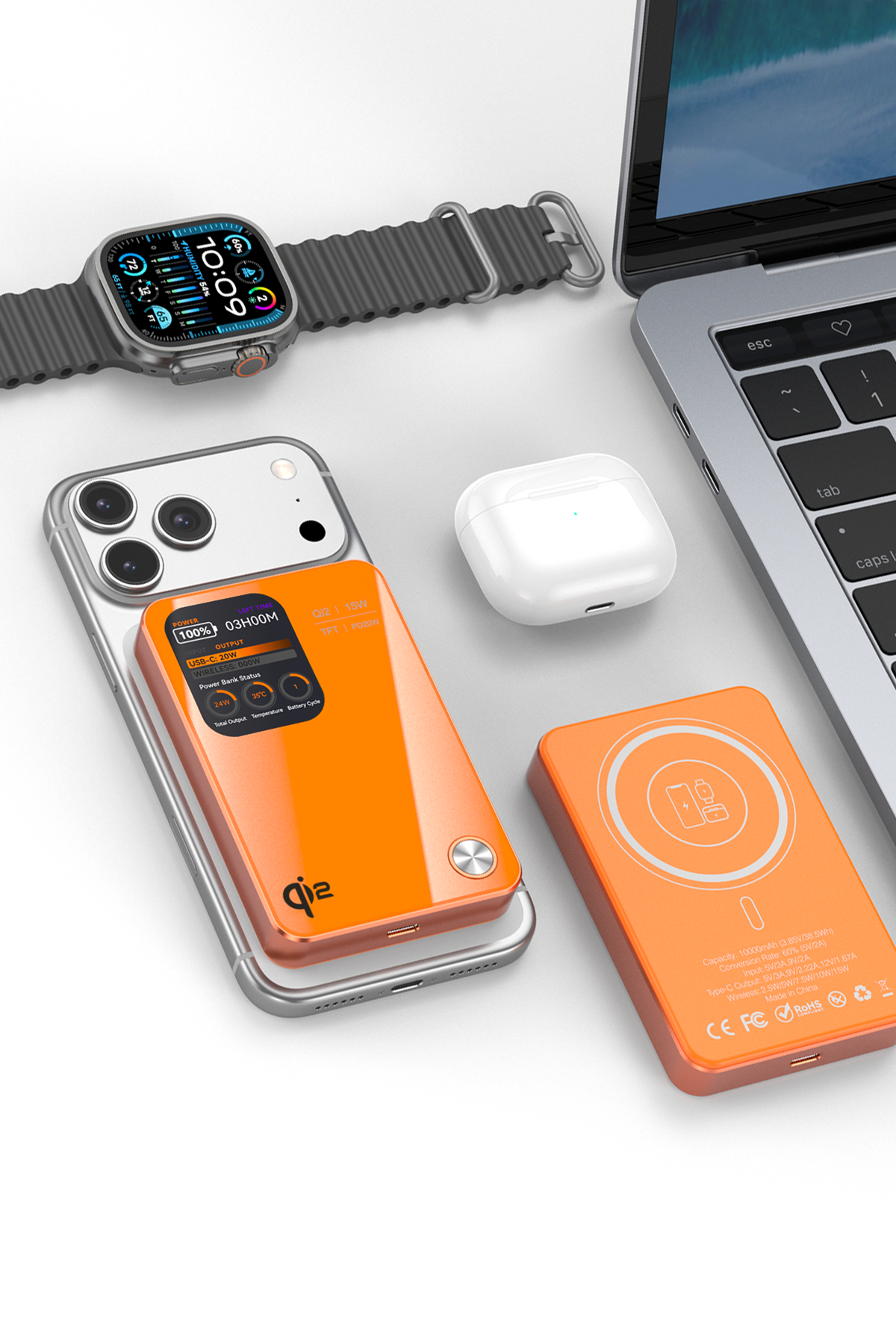 Turuncu powerbank, akıllı saat ve dizüstü bilgisayar ile gümüş akıllı telefon.