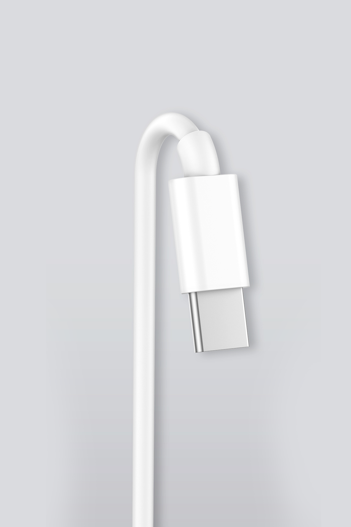 Gümüş konnektörlü beyaz USB-C kablosu, gri arka plan üzerinde sarkıyor.