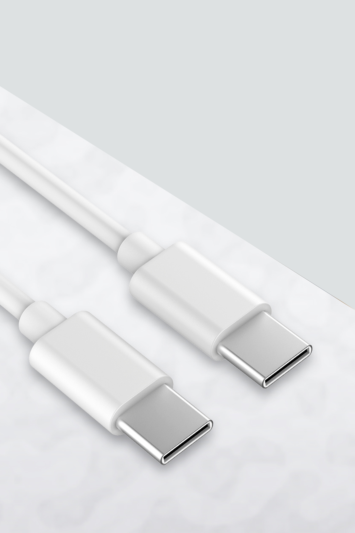 İki beyaz USB-C kablo ucu mermerli bir zeminde duruyor.