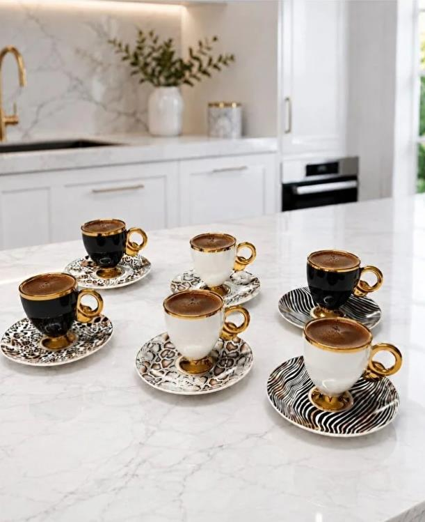 Mermer tezgahta, hayvan desenli altı adet kahve fincanı ve tabağı.