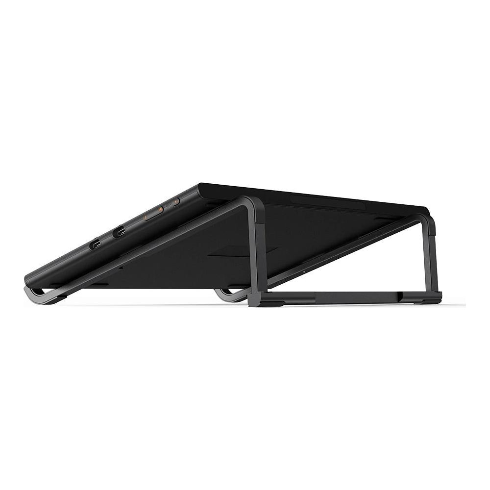 Eine schwarze Tablet-Hülle mit integriertem Ständer, von der Seite im Winkel betrachtet.