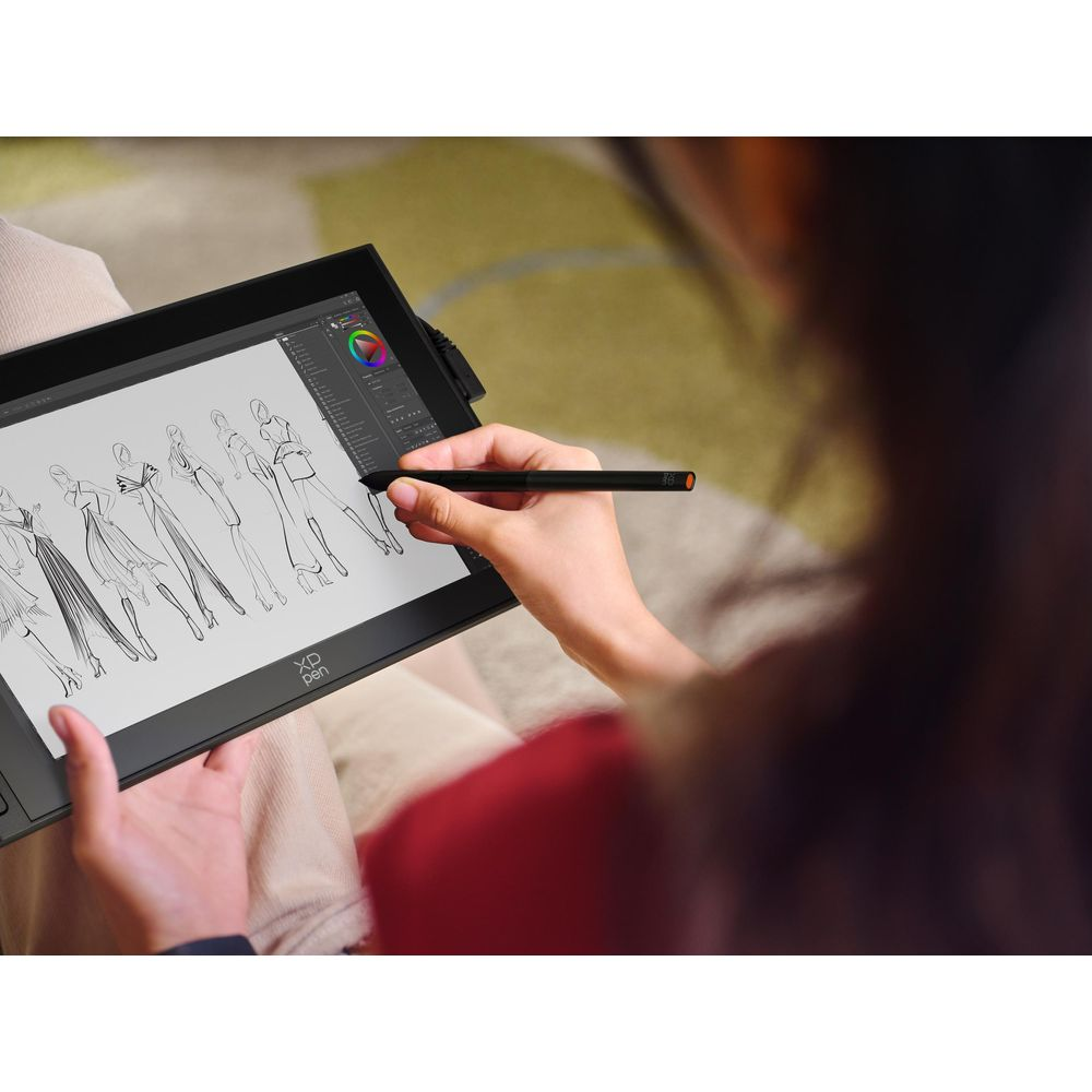 Eine Person zeichnet Modeentwürfe auf einem digitalen Tablet mit einem Stift.