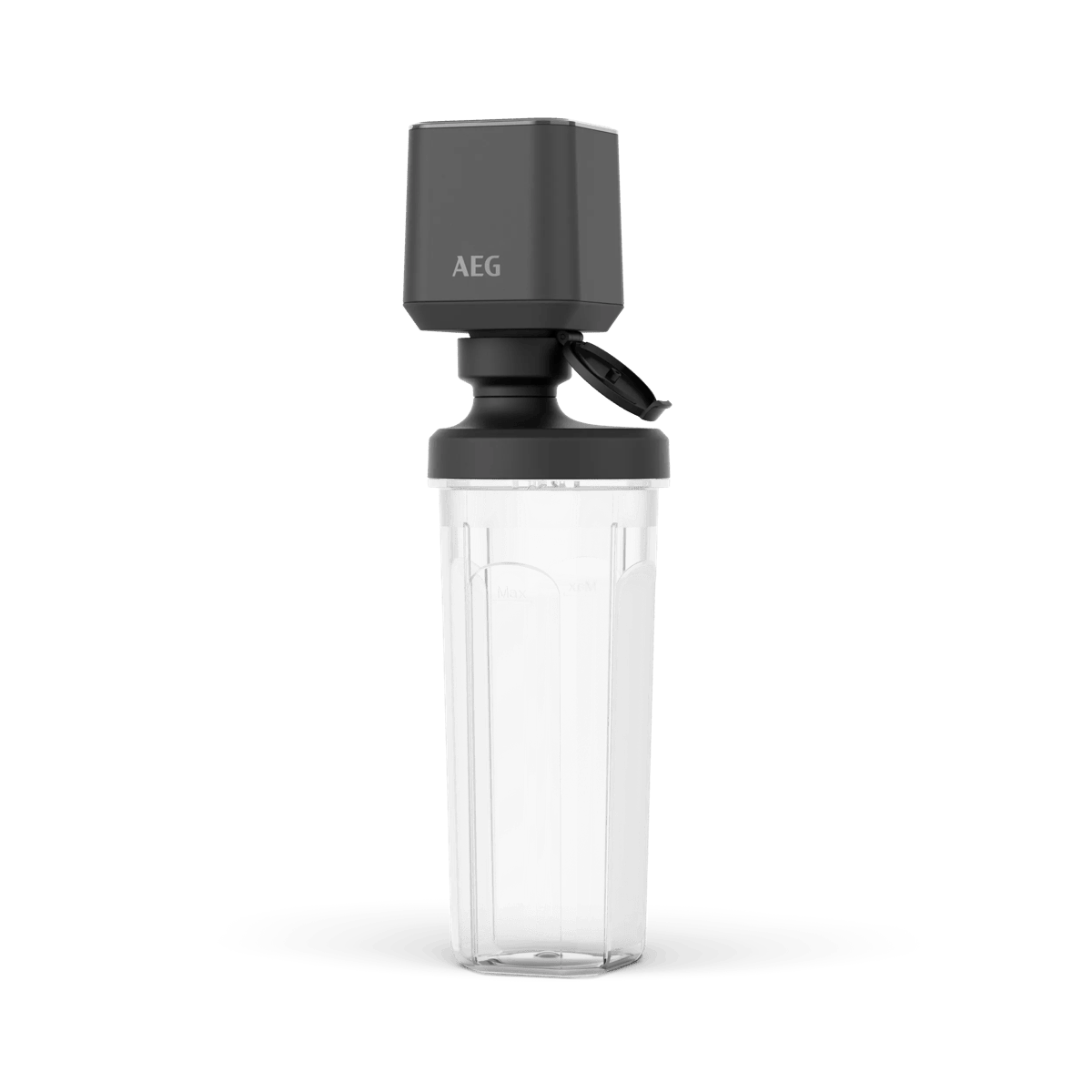 Un accesorio de licuadora AEG gris sobre un vaso transparente con marcas de medición.