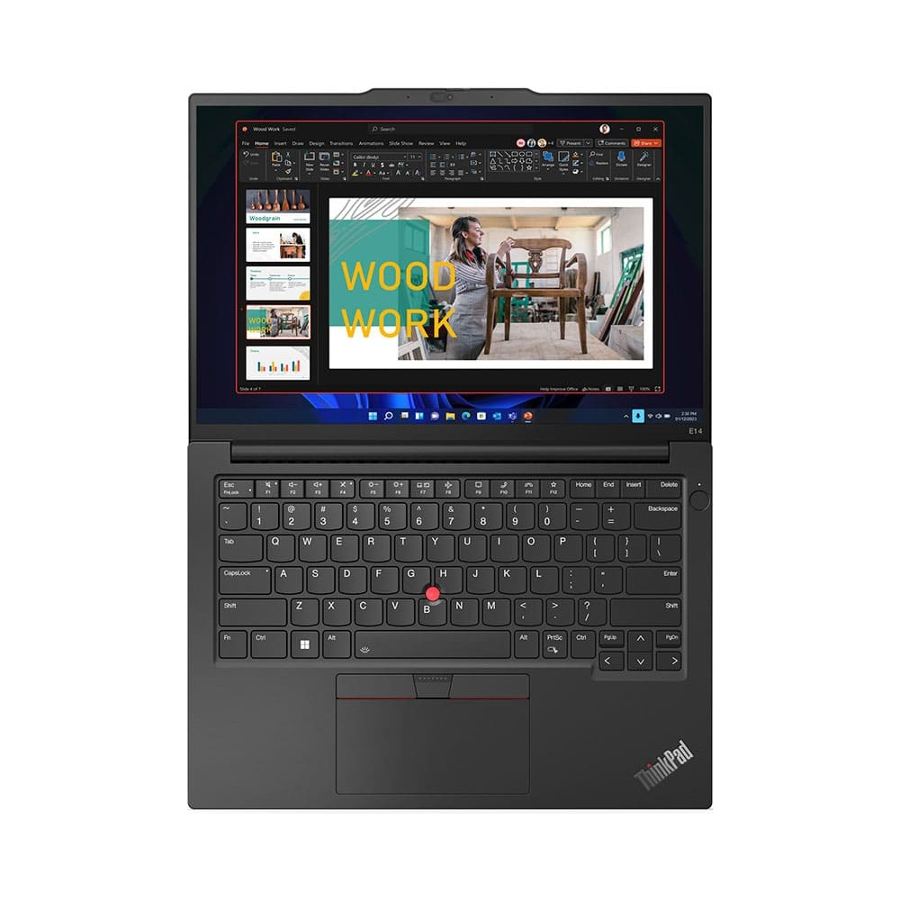 Açık siyah bir ThinkPad dizüstü bilgisayar, bir kadın ve bir sandalyeyle ahşap işleme sunumu gösteriyor.